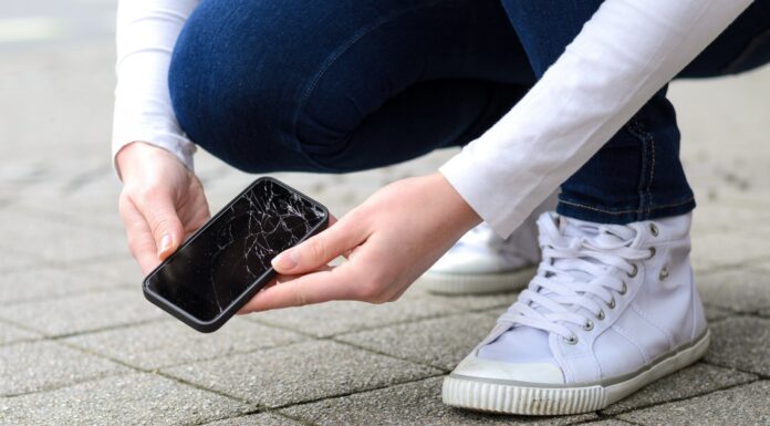 Самые распространенные поломки смартфонов: что делать при разных поломках, куда отдавать телефон, сколько это стоит, как его защитить