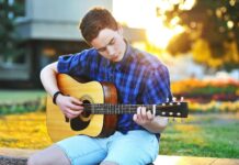 Почему стоит научиться играть на гитаре, и как это сделать за две недели