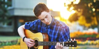 Почему стоит научиться играть на гитаре, и как это сделать за две недели