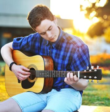 Почему стоит научиться играть на гитаре, и как это сделать за две недели