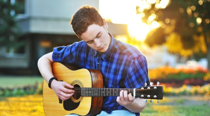 Почему стоит научиться играть на гитаре, и как это сделать за две недели