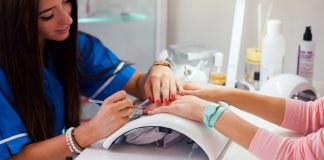 Какие товары понадобится купить мастеру маникюра и педикюра: рекомендации