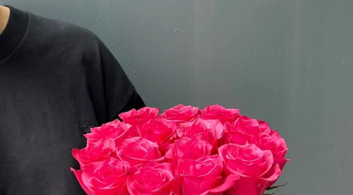 Какой букет из свежих цветов обрадует жительницу Алматы: как понять, что розы свежие