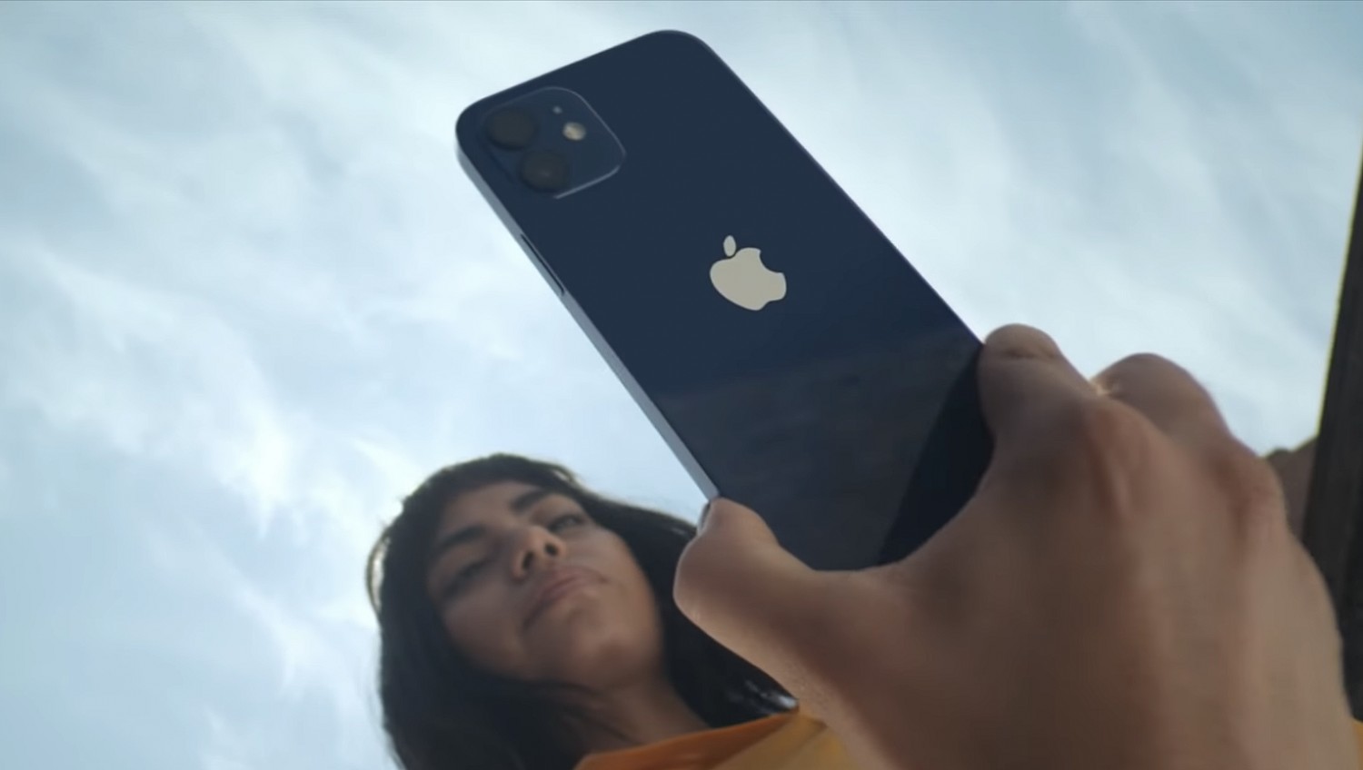 Айфон 13 про обновления. Apple iphone 13 Mini в руке. Iphone 13 в руке. Iphone 14 Pro в руке. Iphone 12 Pro в руке.