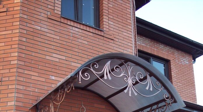 Кованые входные двери: по каким характеристикам их выбирают